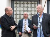 Das Foto zeigt Ortsvorsteher Reinhold Schreiber (rechts) mit Dechant Andreas Weber, im Hintergrund Pfarrgemeinderatssprecher Ludwig Borowik